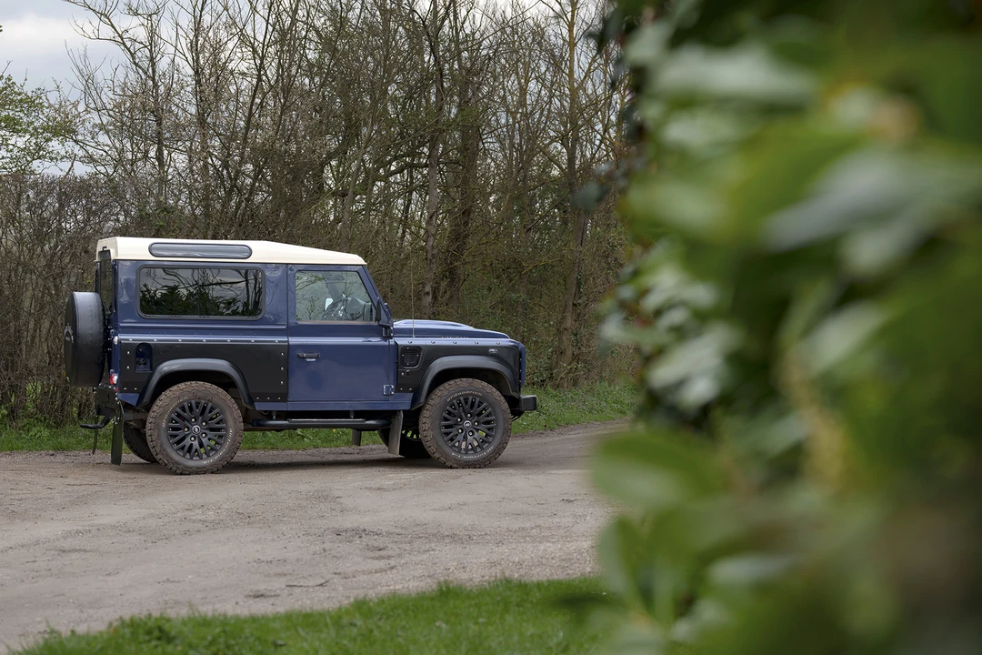 2015 Land Rover Defender 90 - Image 19 of 31