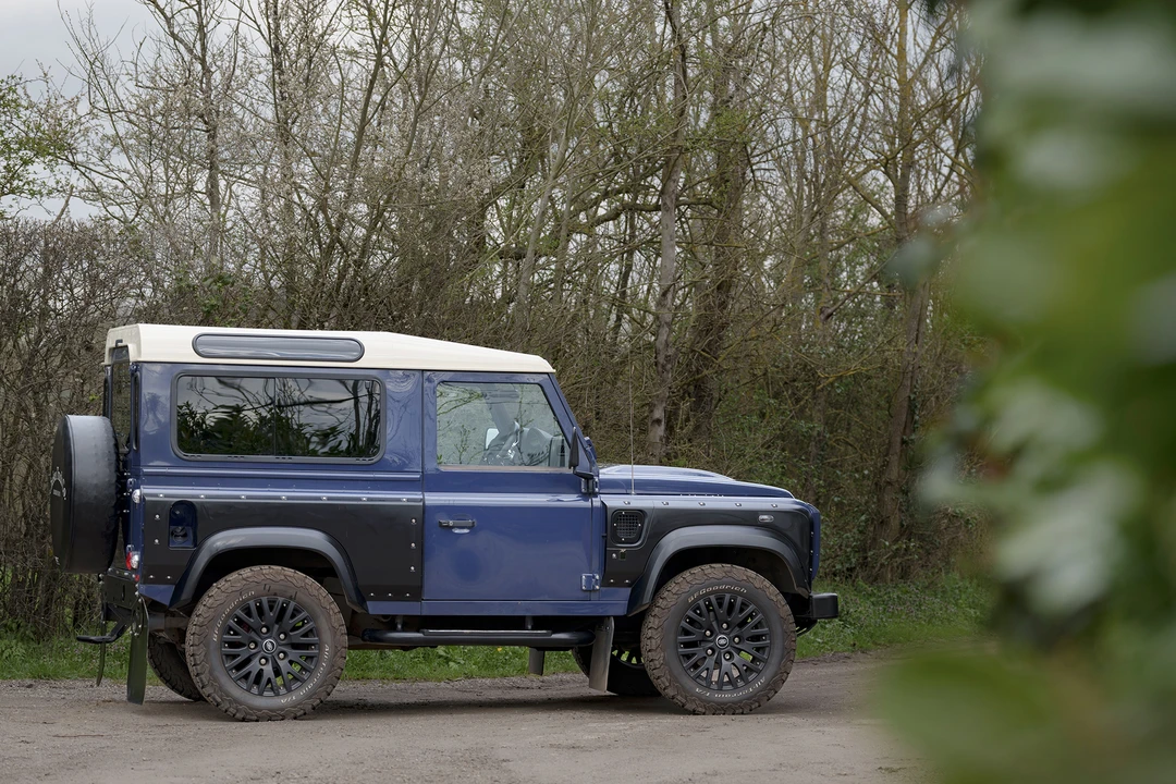 2015 Land Rover Defender 90 - Image 17 of 31