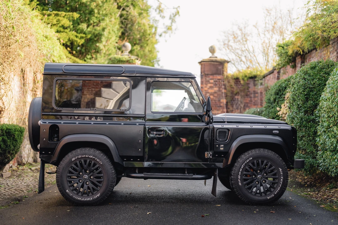 2015 Land Rover Defender 90 - Image 5 of 31
