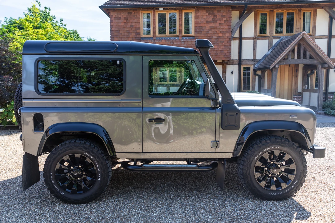 2015 Land Rover Defender 90 - Image 5 of 31
