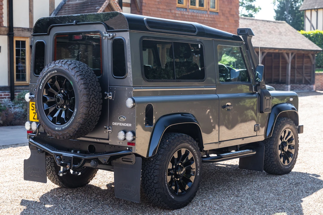 2015 Land Rover Defender 90 - Image 6 of 31