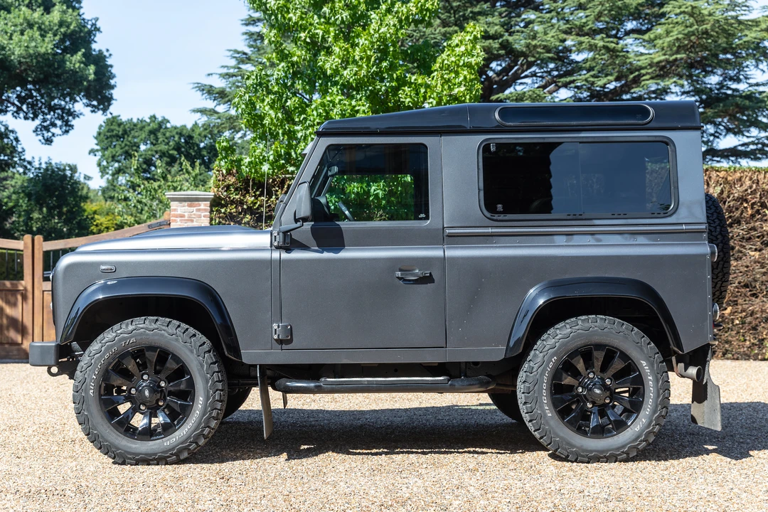 2015 Land Rover Defender 90 - Image 17 of 31