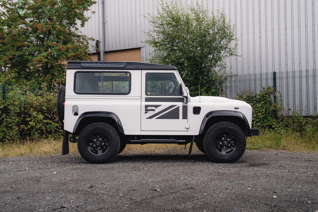2015 Land Rover Defender 90 - Image 5 of 31