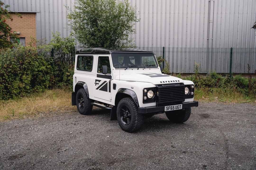 2015 Land Rover Defender 90 - Image 4 of 31