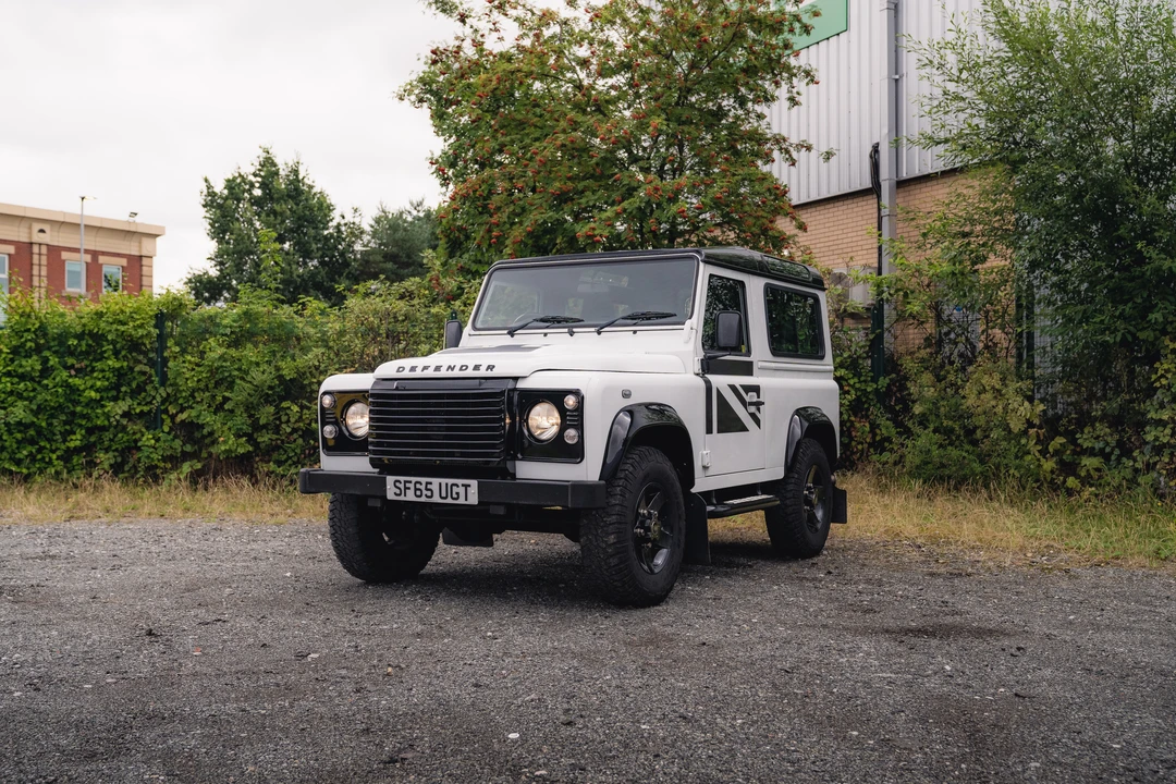 2015 Land Rover Defender 90 - Image 16 of 31