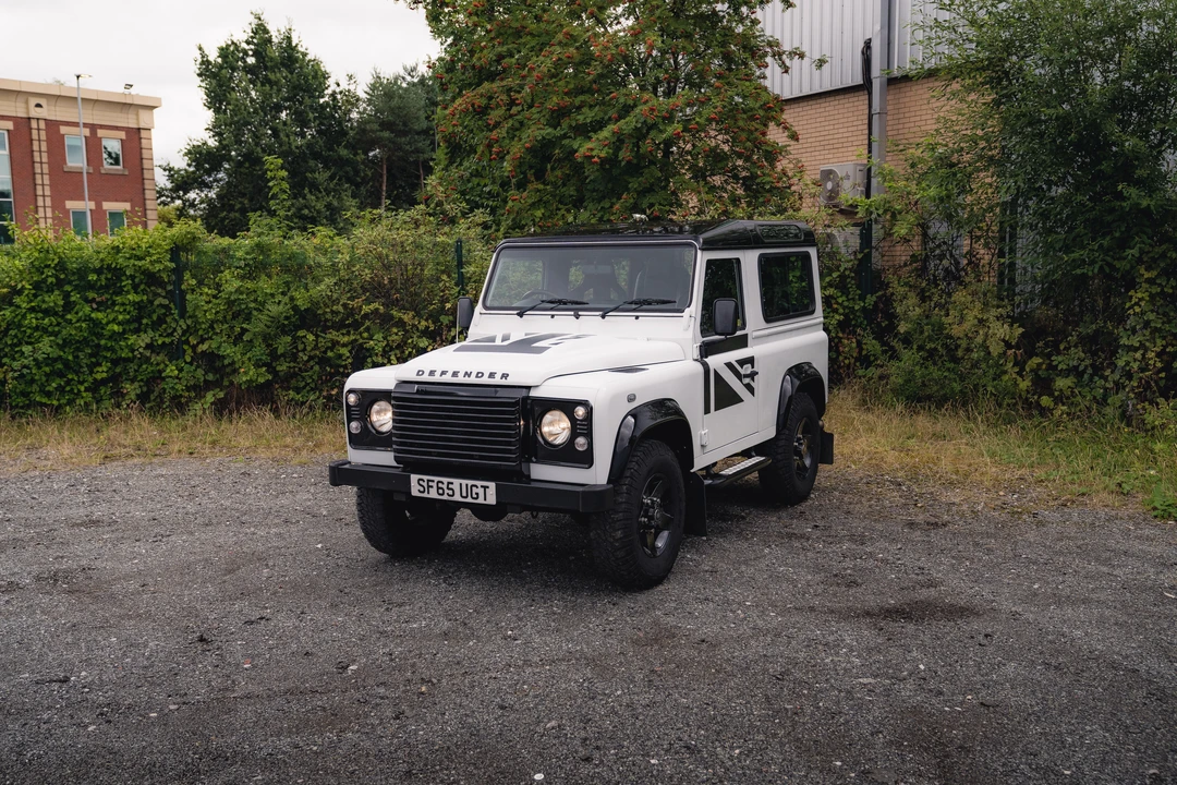 2015 Land Rover Defender 90 - Image 10 of 31