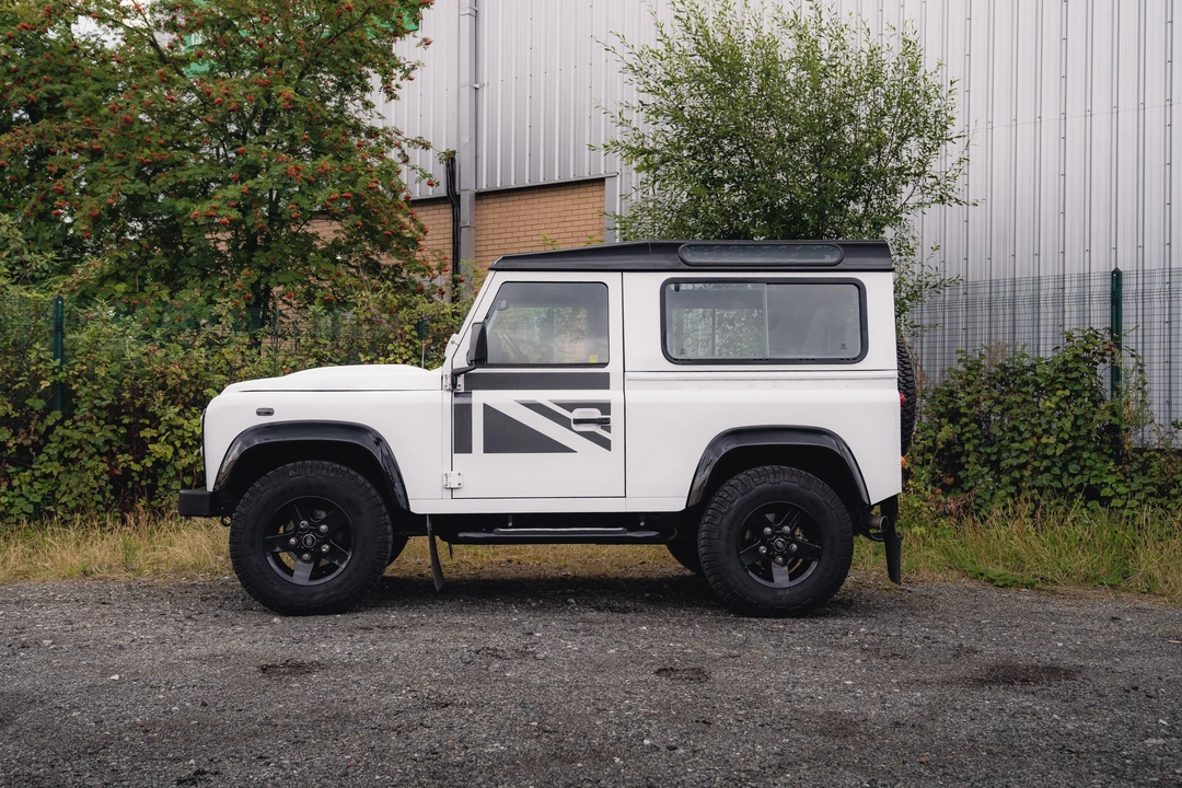 2015 Land Rover Defender 90 - Image 9 of 31