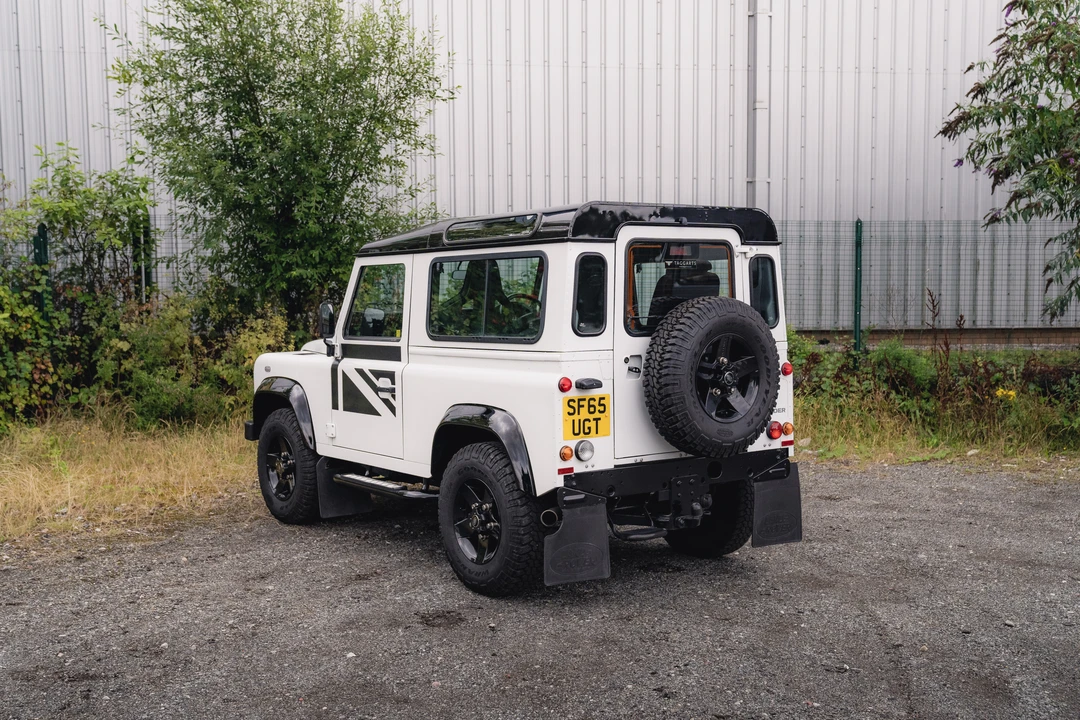 2015 Land Rover Defender 90 - Image 15 of 31
