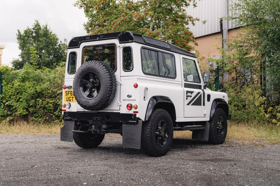 2015 Land Rover Defender 90 - Image 6 of 31