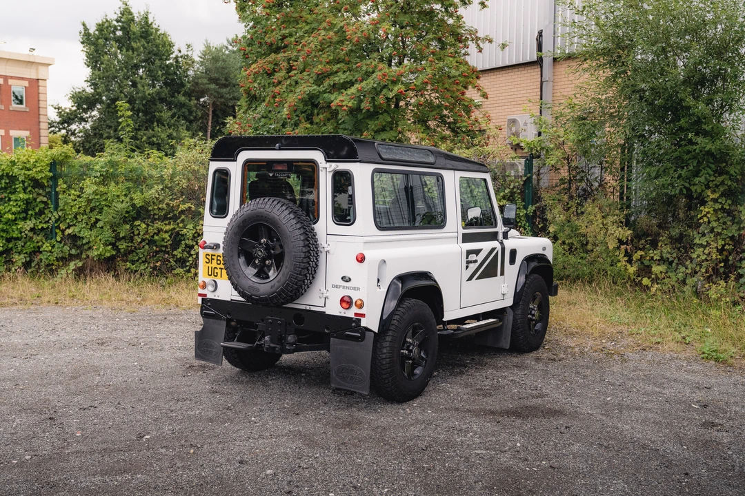2015 Land Rover Defender 90 - Image 13 of 31