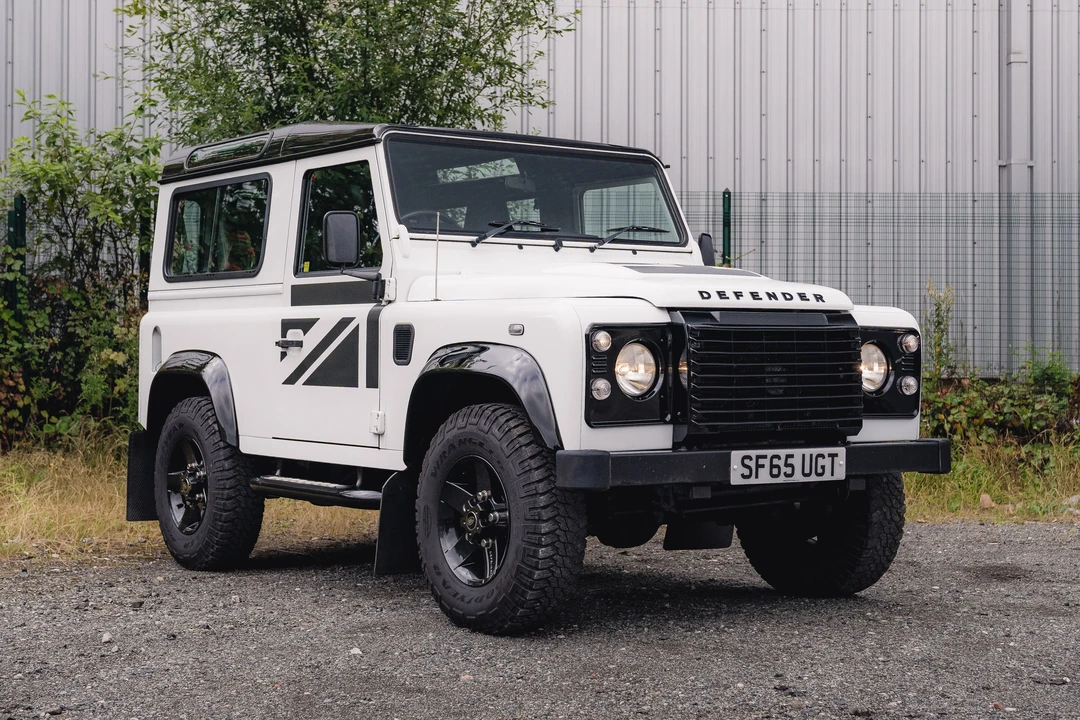 2015 Land Rover Defender 90 - Image 2 of 31