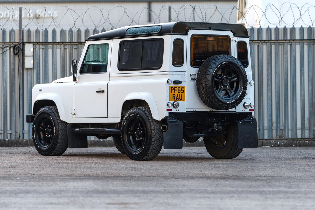 2015 Land Rover Defender 90 - Image 8 of 31