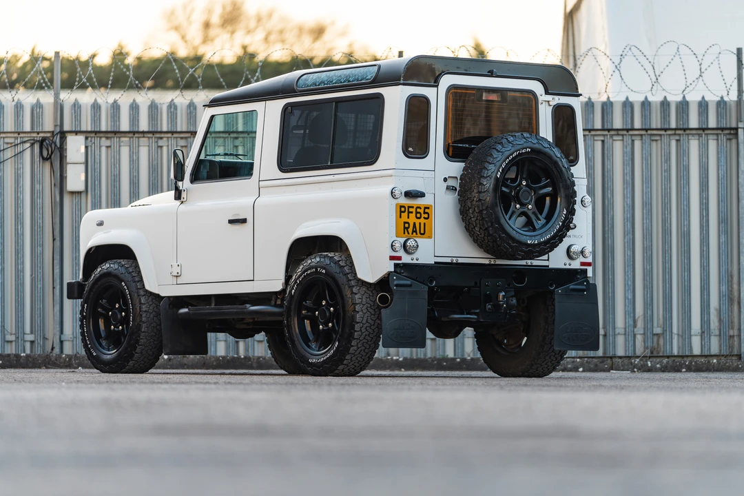 2015 Land Rover Defender 90 - Image 16 of 31