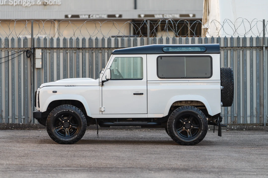 2015 Land Rover Defender 90 - Image 17 of 31