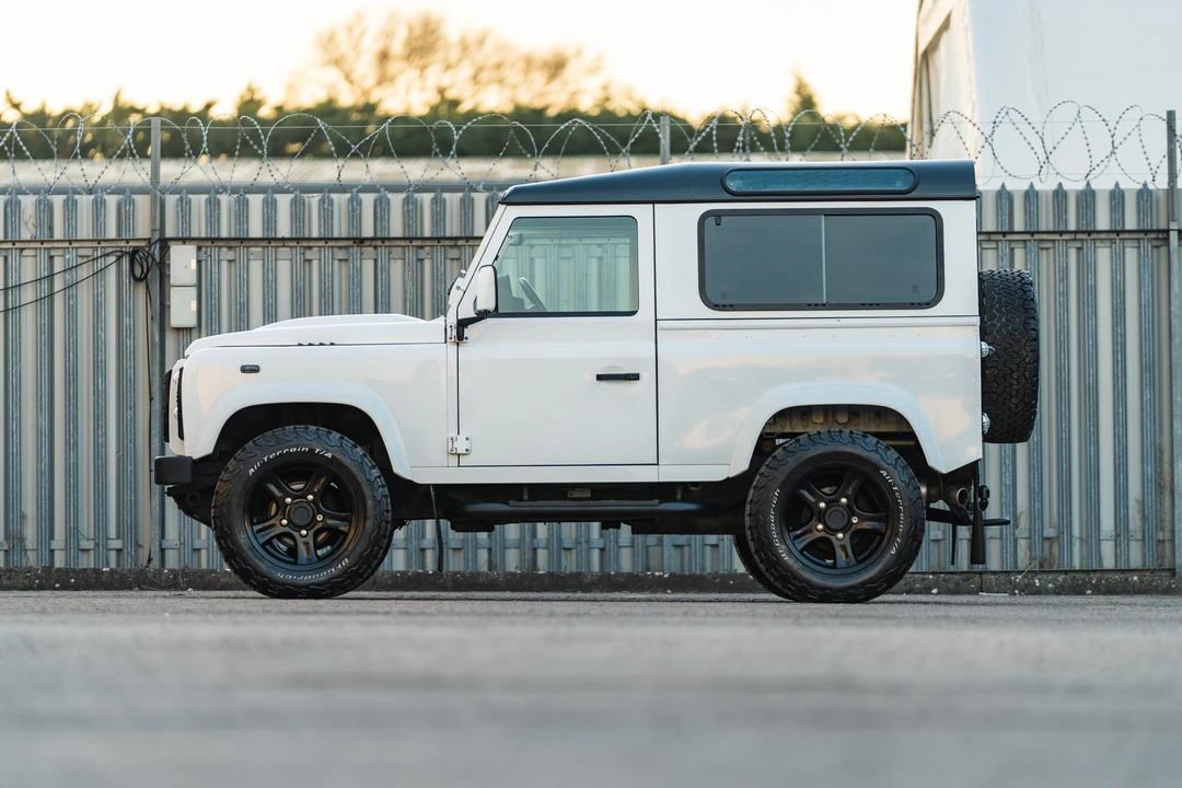 2015 Land Rover Defender 90 - Image 9 of 31