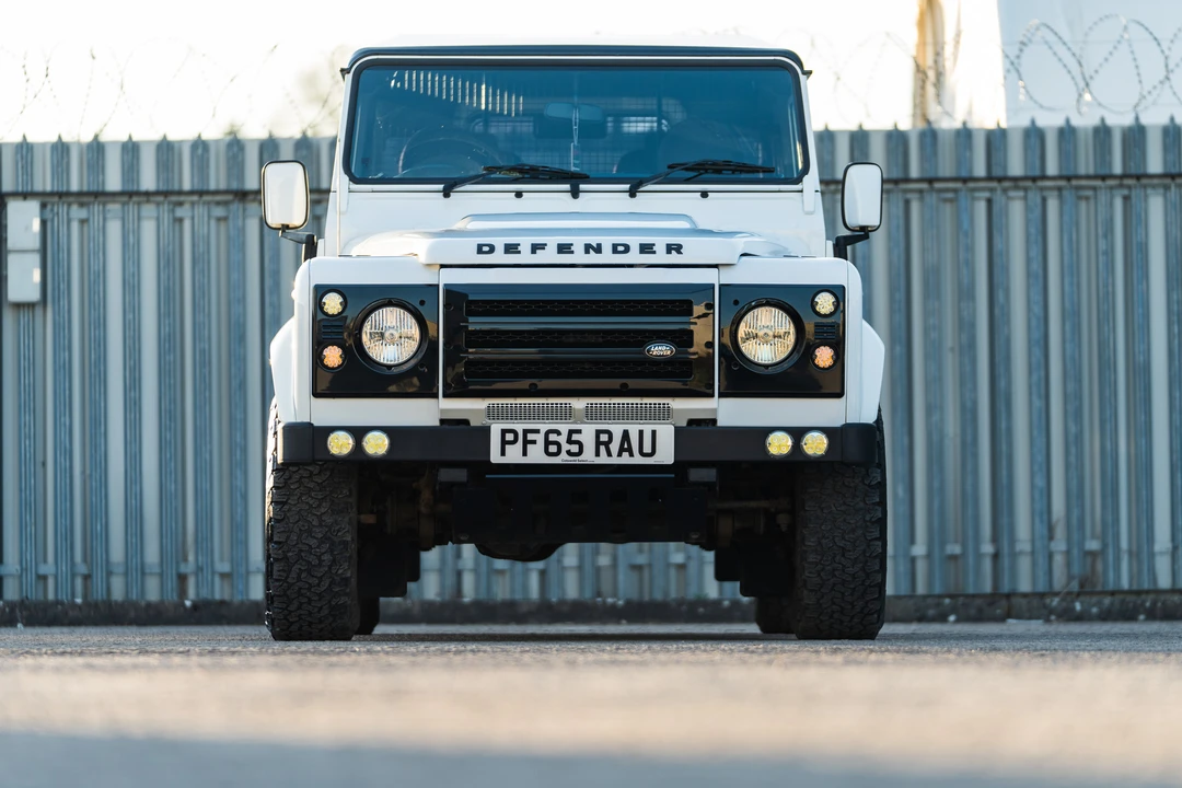 2015 Land Rover Defender 90 - Image 11 of 31