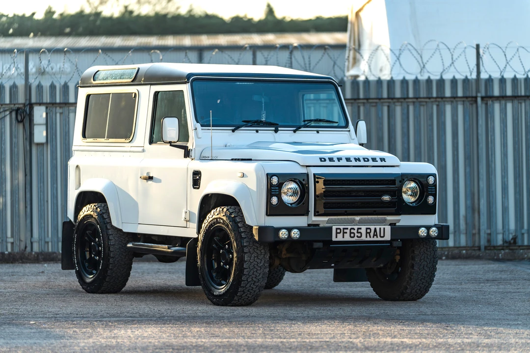 2015 Land Rover Defender 90 - Image 4 of 31