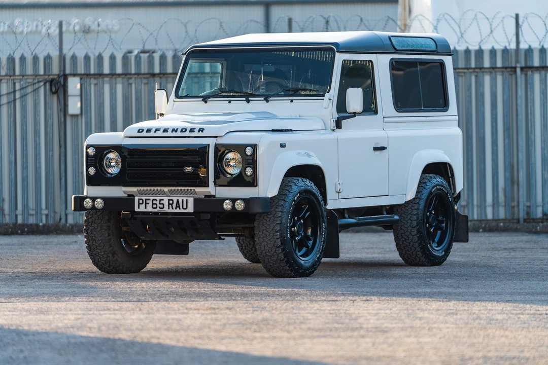 2015 Land Rover Defender 90 - Image 18 of 31