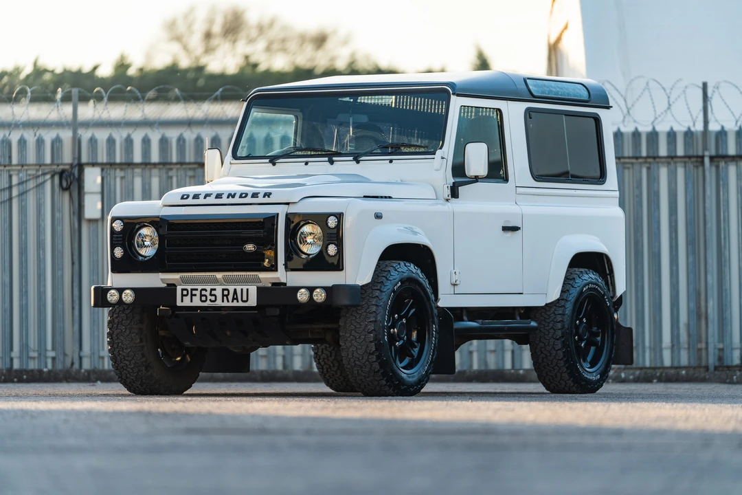 2015 Land Rover Defender 90 - Image 10 of 31