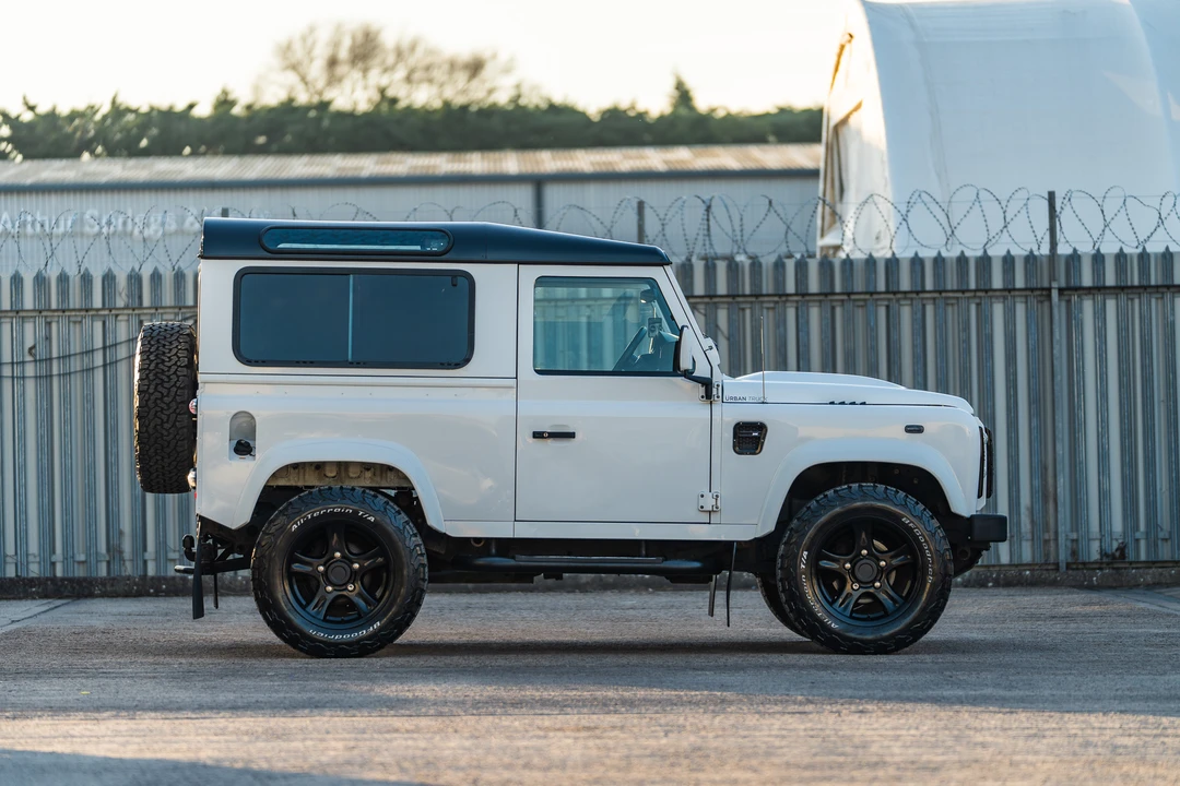 2015 Land Rover Defender 90 - Image 5 of 31