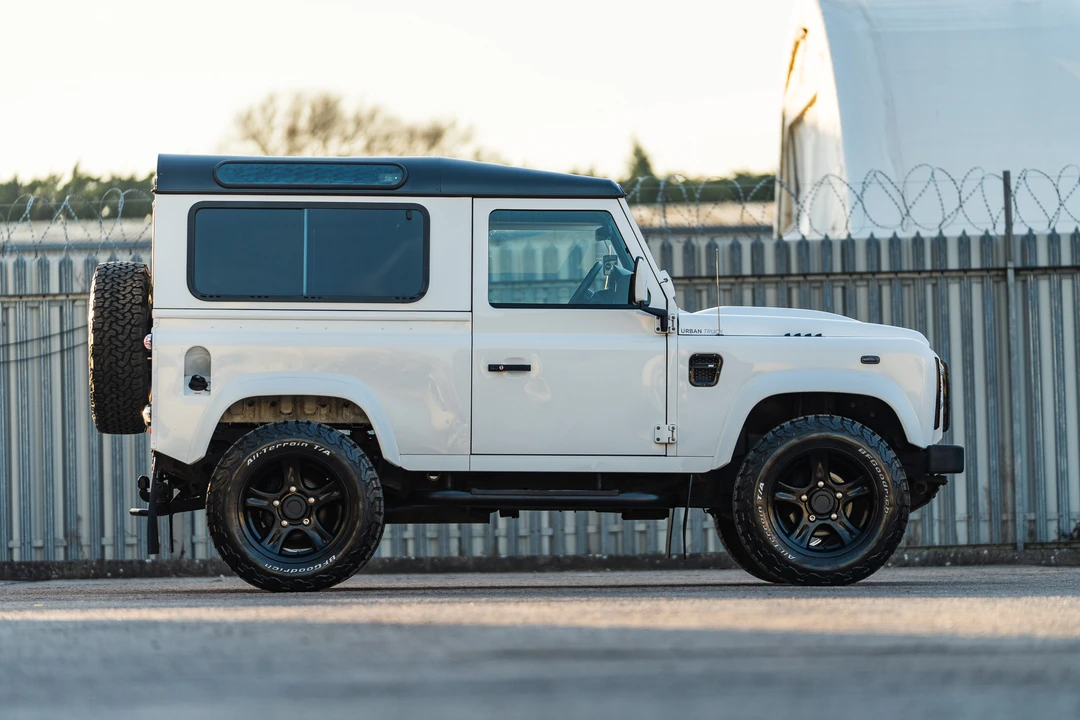 2015 Land Rover Defender 90 - Image 13 of 31