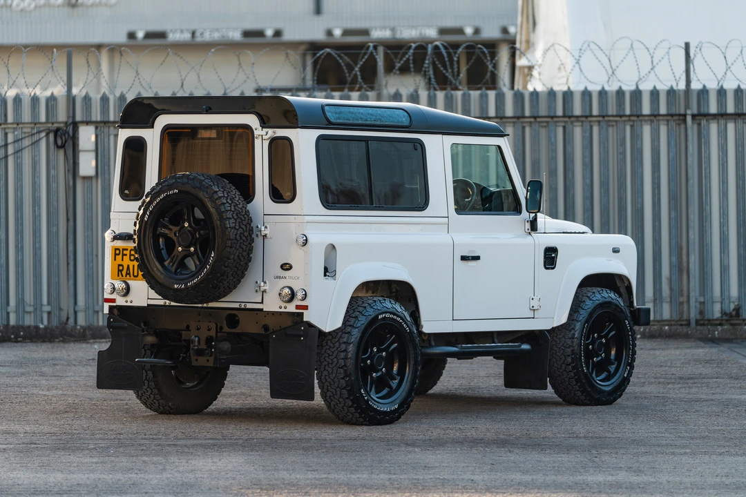 2015 Land Rover Defender 90 - Image 6 of 31