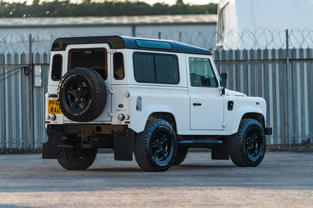 2015 Land Rover Defender 90 - Image 14 of 31