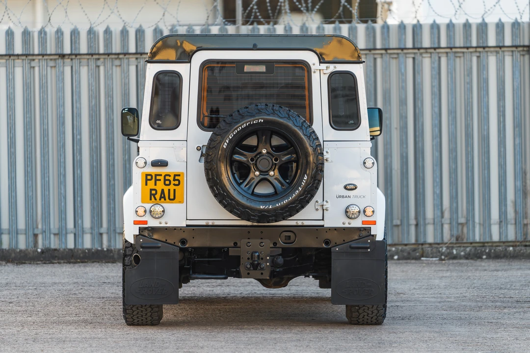 2015 Land Rover Defender 90 - Image 15 of 31