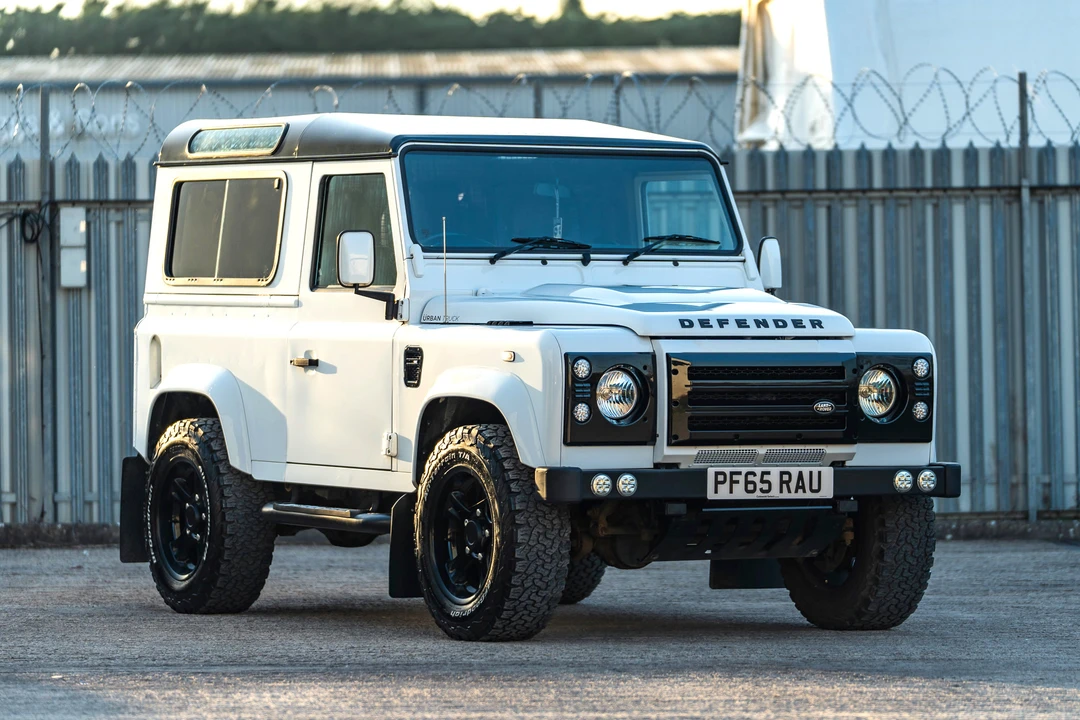 2015 Land Rover Defender 90 - Image 2 of 31