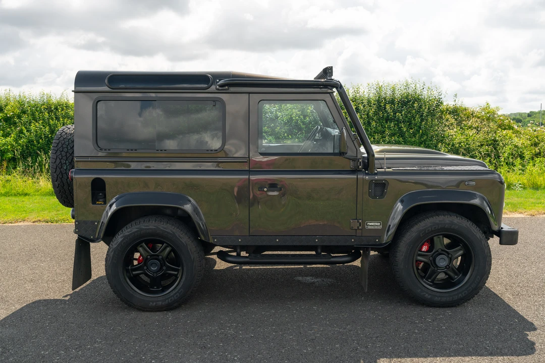 2016 Land Rover Defender 90 - Image 5 of 31