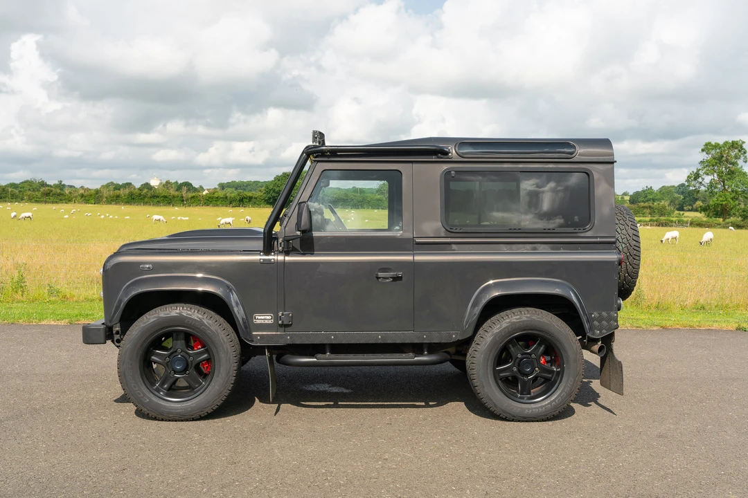 2016 Land Rover Defender 90 - Image 9 of 31