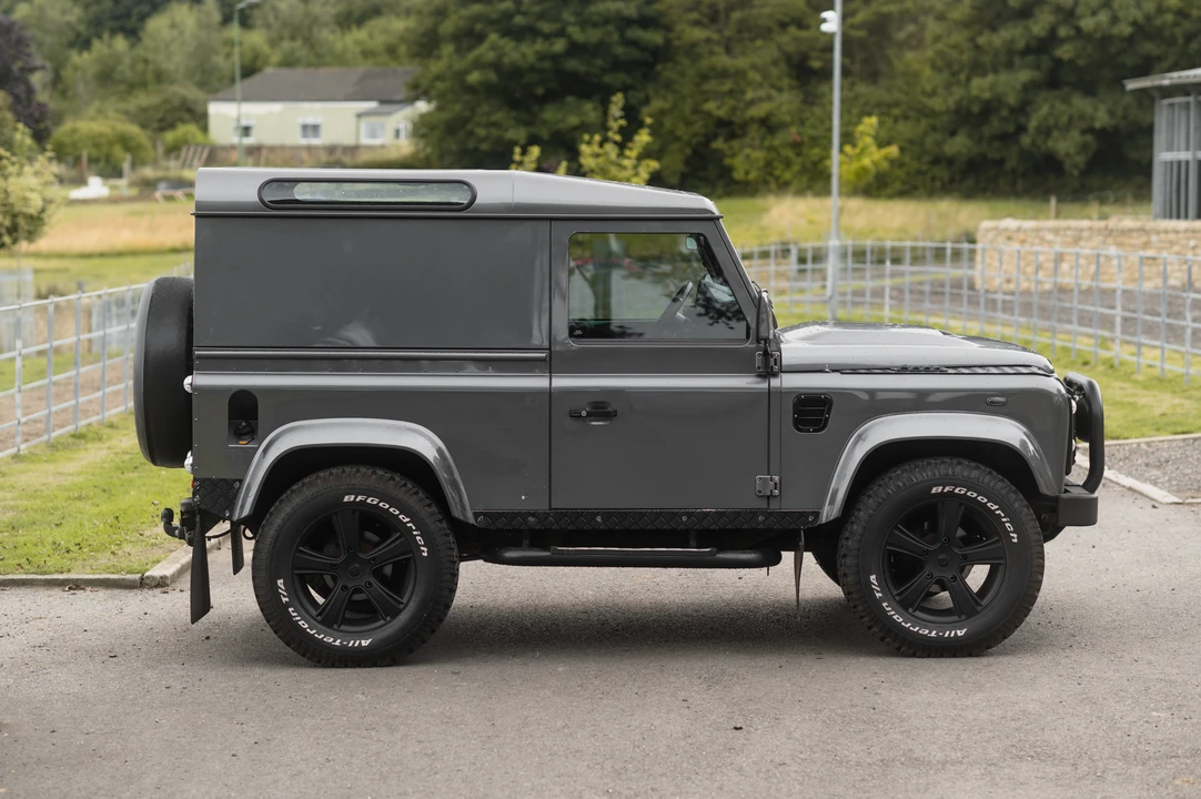 2015 Land Rover Defender 90 - Image 16 of 31