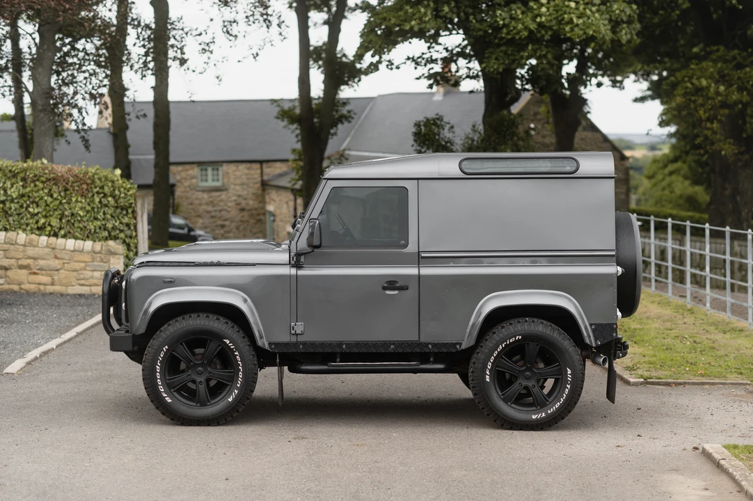 2015 Land Rover Defender 90 - Image 5 of 31