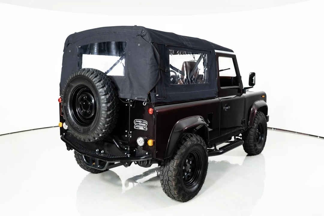 2015 Land Rover Defender 90 - Image 13 of 31
