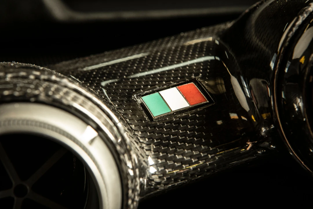 2015 Ferrari LaFerrari - Image 25 of 31