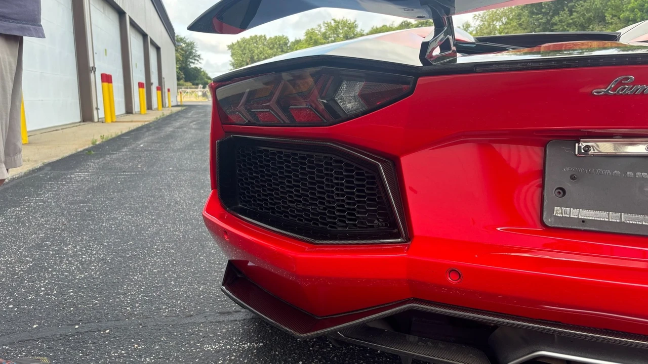 2015 Lamborghini Aventador LP700-4 Roadster - Image 11 of 31