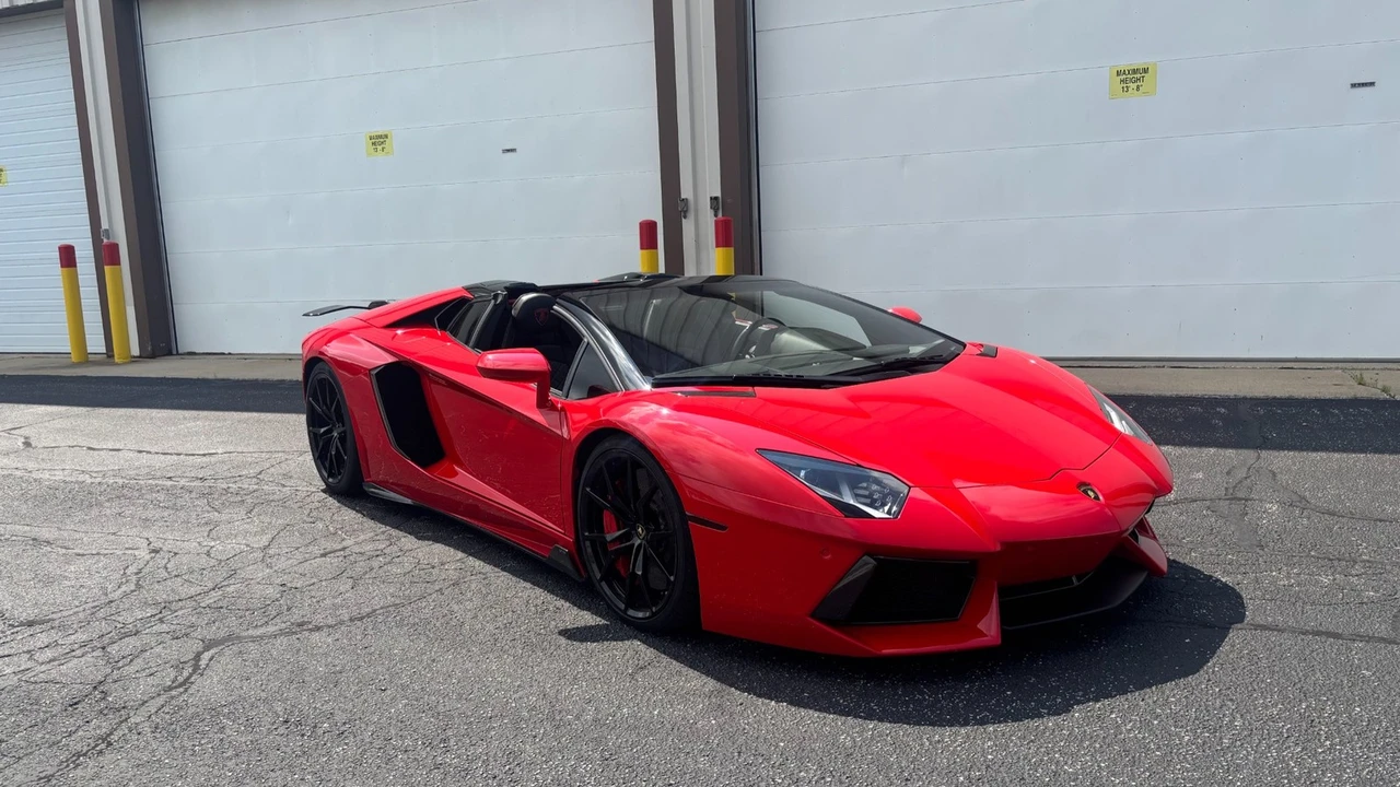 2015 Lamborghini Aventador LP700-4 Roadster - Image 7 of 31