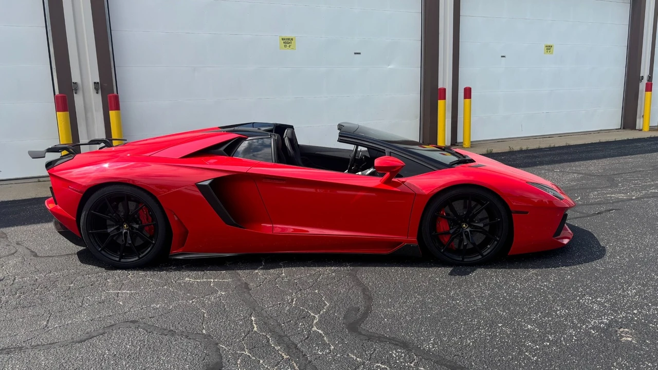 2015 Lamborghini Aventador LP700-4 Roadster - Image 5 of 31