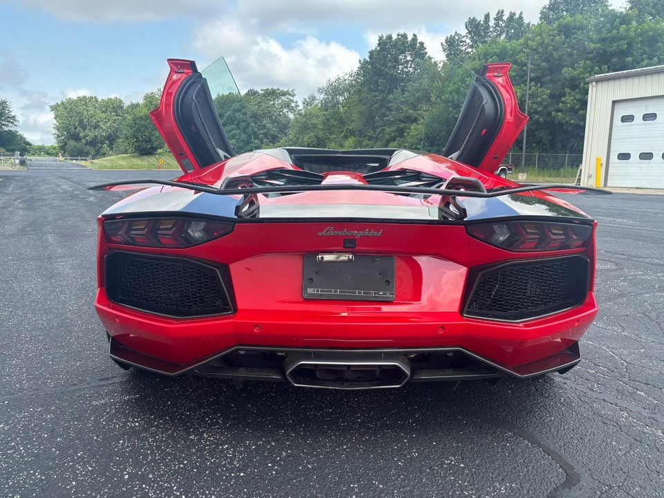 2015 Lamborghini Aventador LP700-4 Roadster - Image 3 of 31