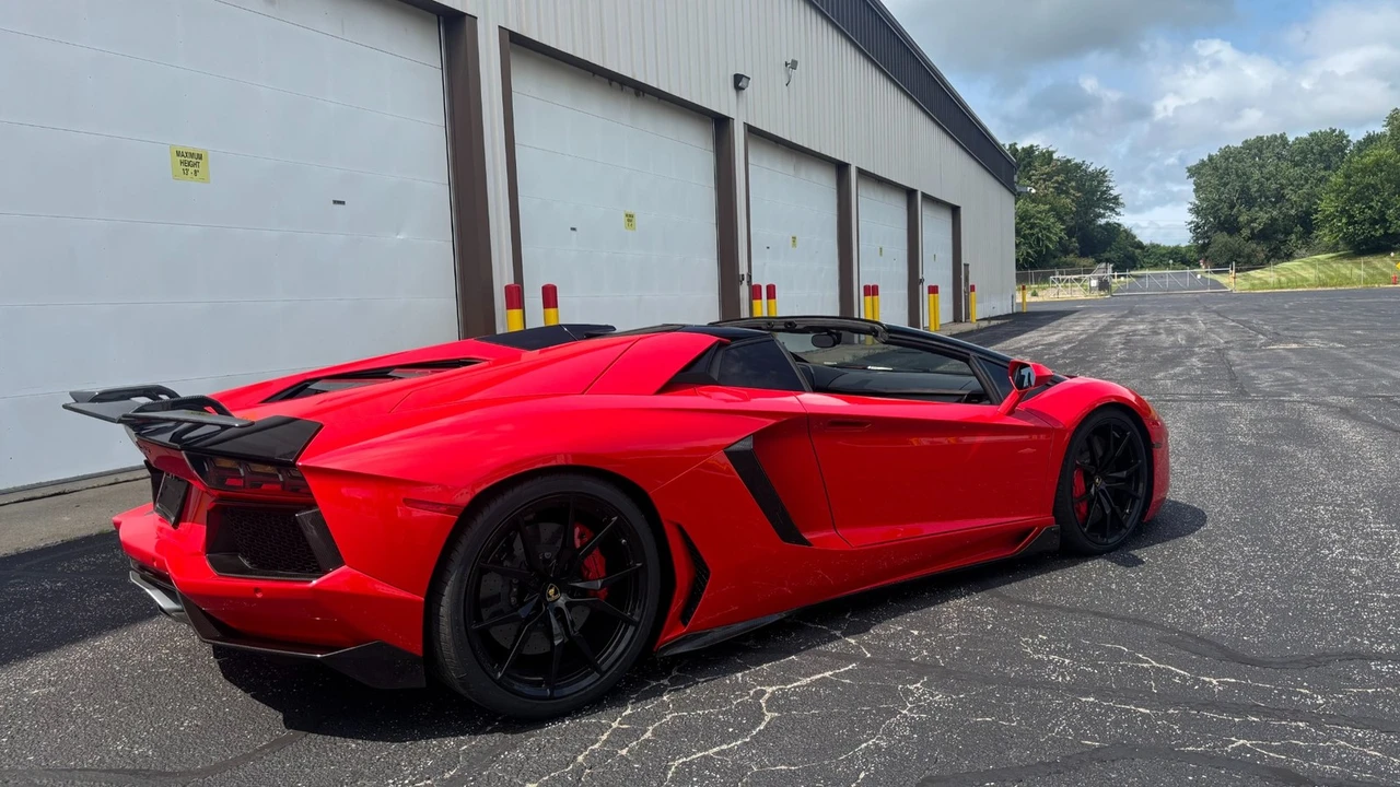 2015 Lamborghini Aventador LP700-4 Roadster - Image 8 of 31