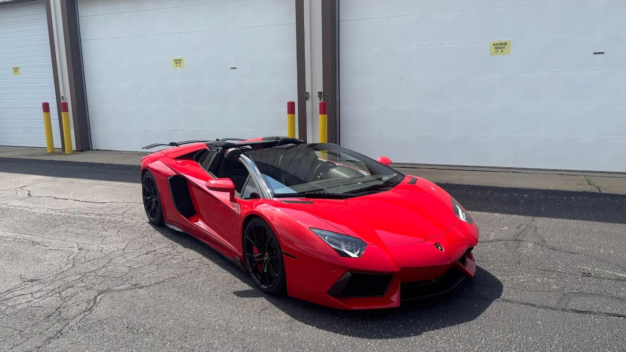 2015 Lamborghini Aventador LP700-4 Roadster - Image 6 of 31