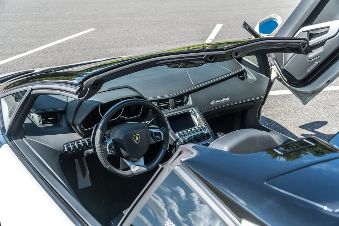 2015 Lamborghini Aventador LP700-4 - Image 25 of 31