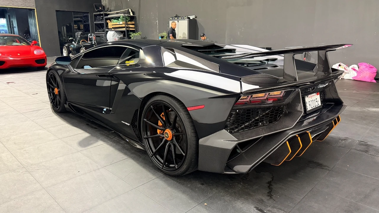 2015 Lamborghini Aventador LP700-4 - Image 4 of 28