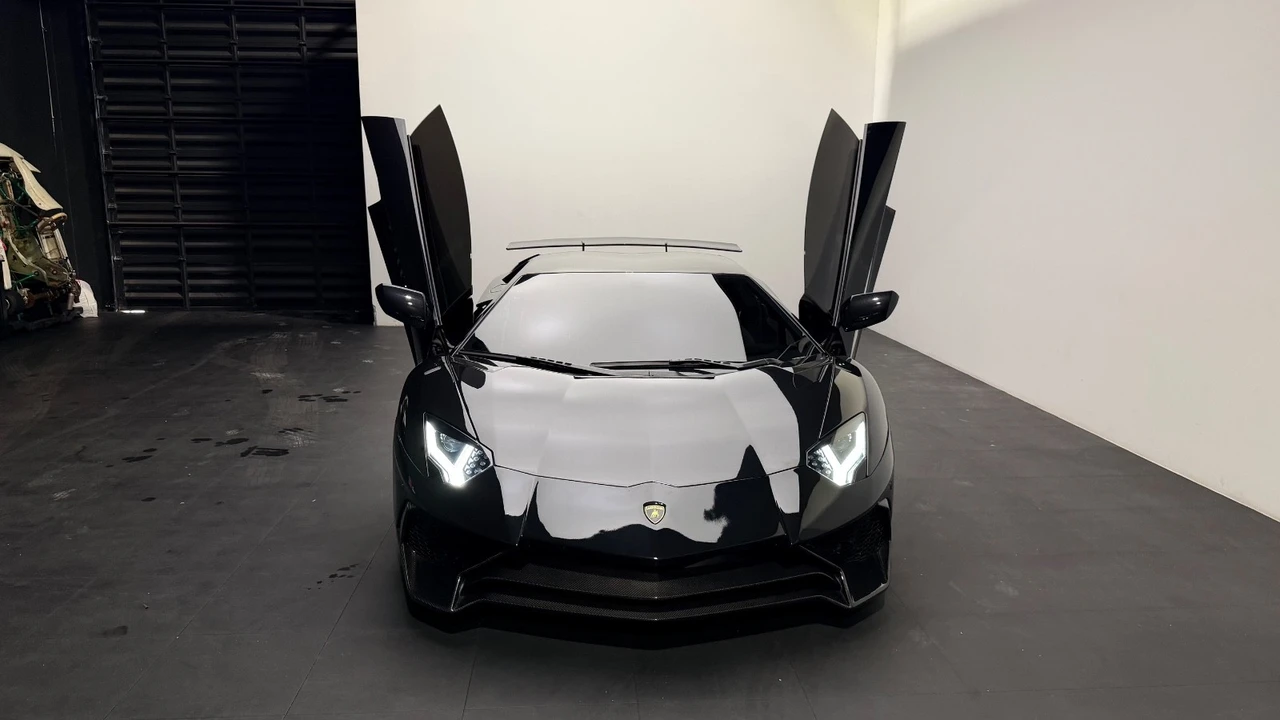 2015 Lamborghini Aventador LP700-4 - Image 16 of 28