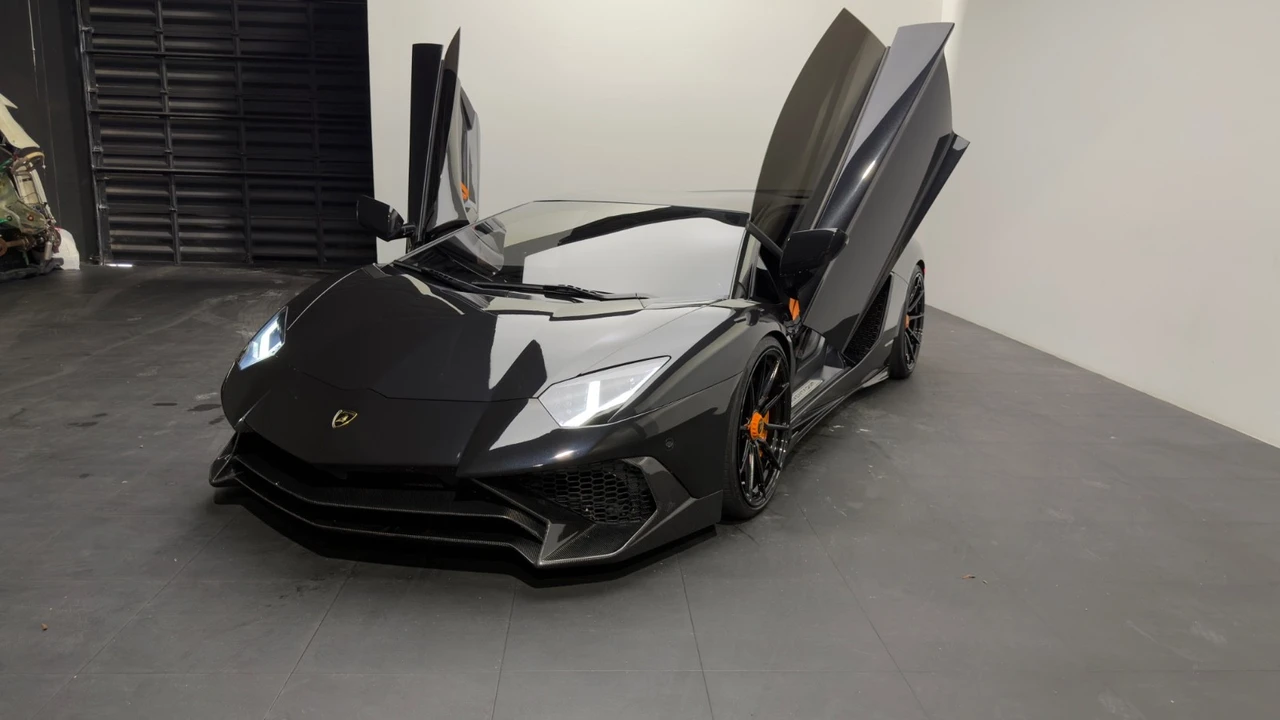 2015 Lamborghini Aventador LP700-4 - Image 25 of 28