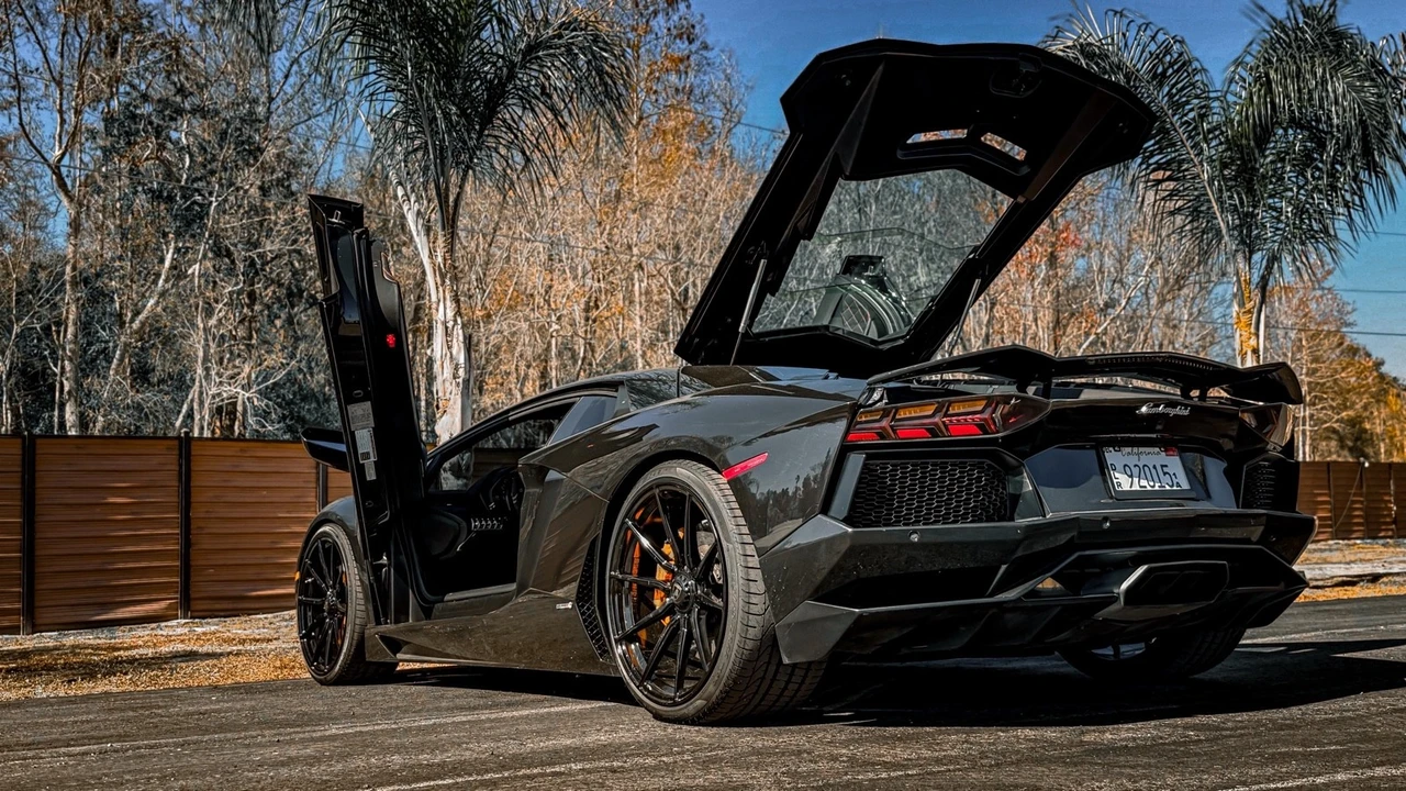 2015 Lamborghini Aventador - Image 6 of 12
