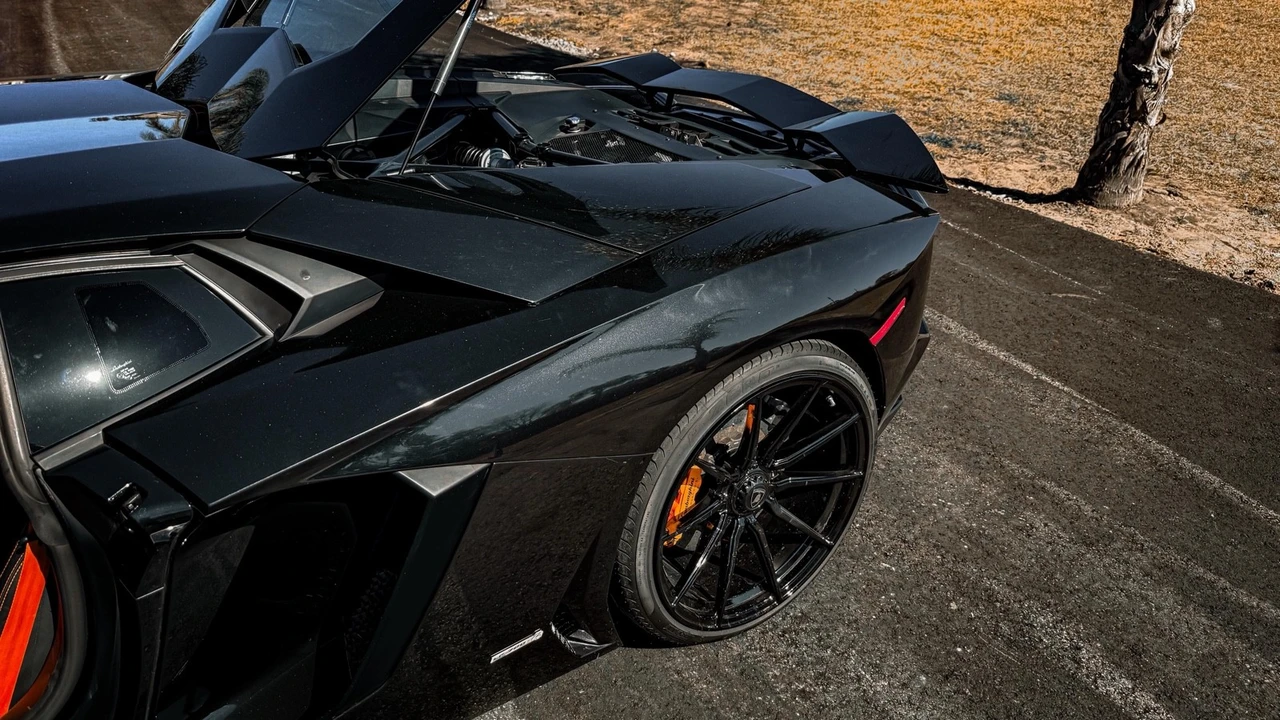 2015 Lamborghini Aventador - Image 11 of 12