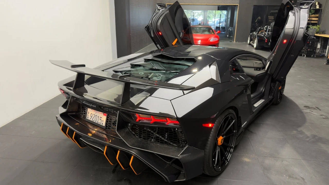 2015 Lamborghini Aventador LP700-4 - Image 22 of 28