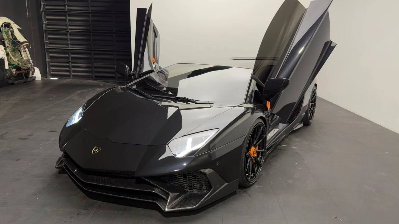 2015 Lamborghini Aventador LP700-4 - Image 26 of 28