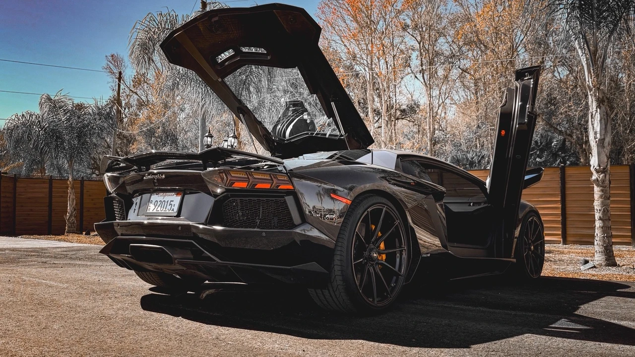 2015 Lamborghini Aventador - Image 4 of 12